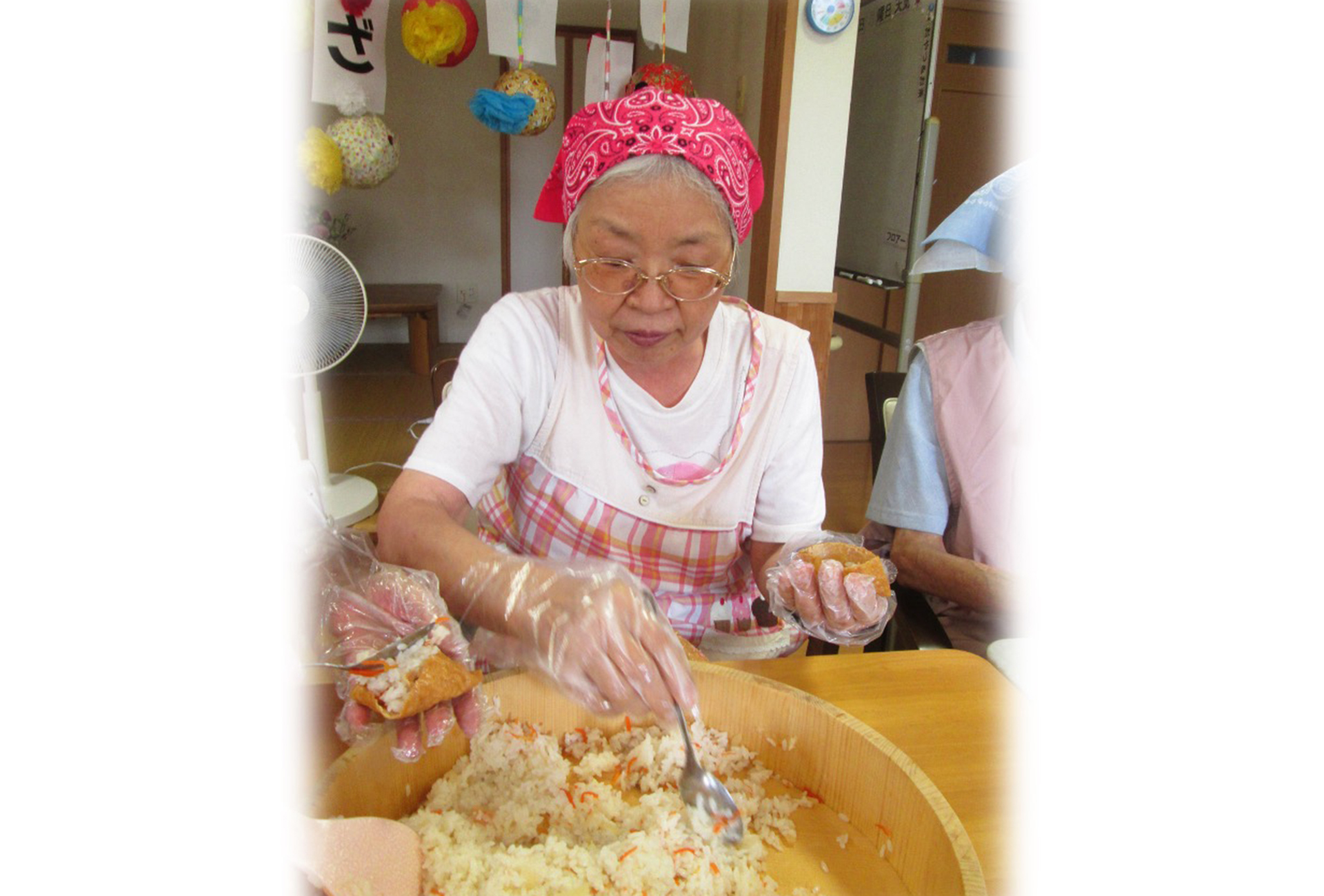 毎週恒例のクッキング。素敵なおやつ作り、時には昼食皆さまで作ります。