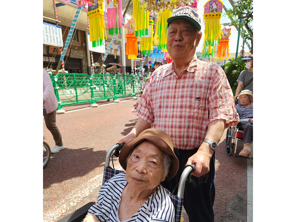 飾りの下を気持ちよくお散歩